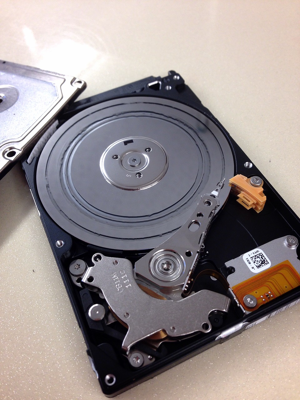 分解したカチカチのHDD