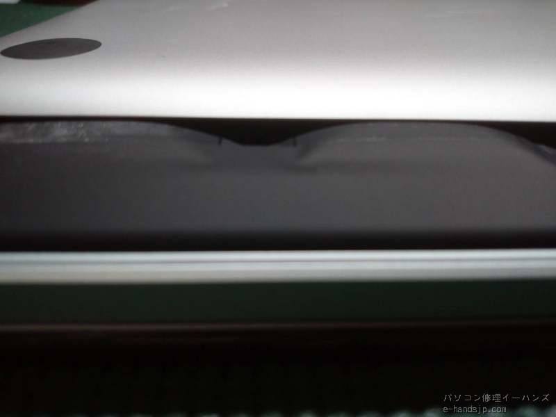 MacBook Pro A1398のバッテリー膨張