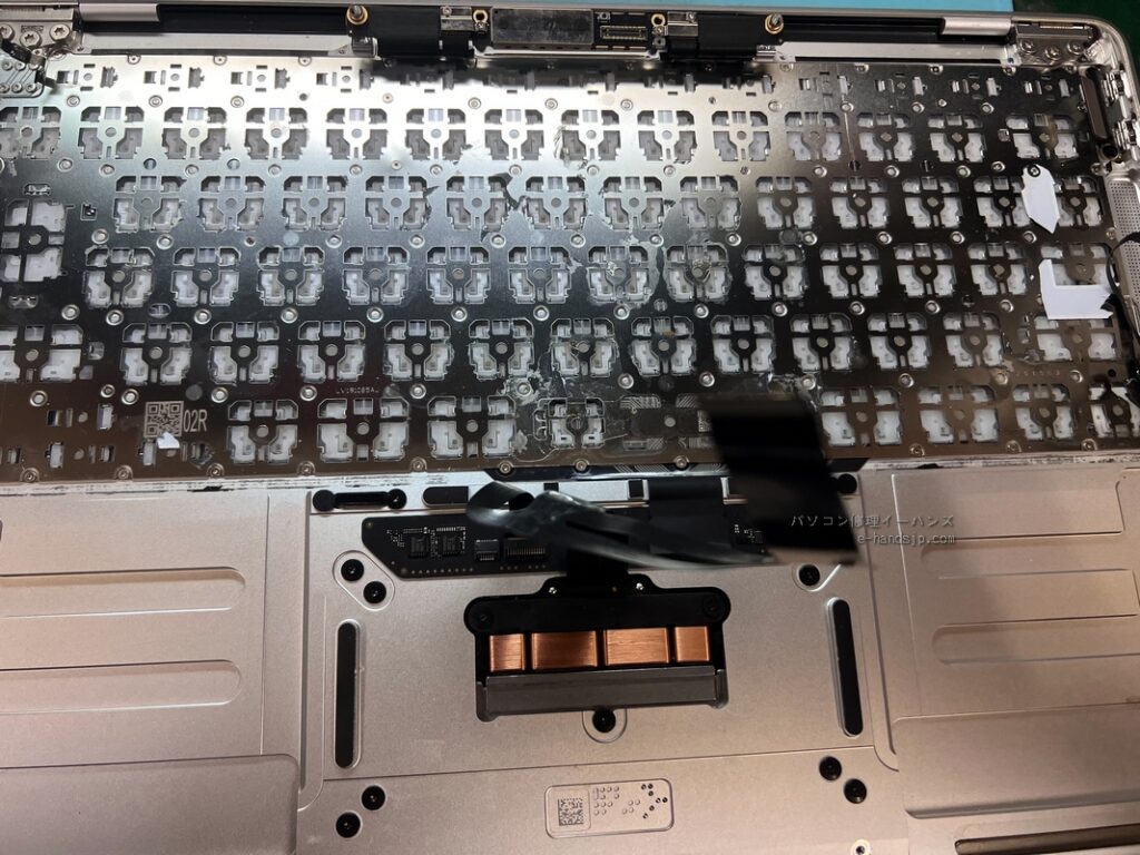 MacBook Air A2337の分解中。キーボードと筐体の接続部分が見える状態