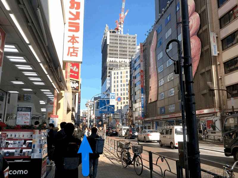 ビックカメラ池袋本店前